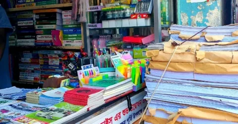 বছর শেষেও বাড়ছে খাতা-কলমের দাম, হিসাব মেলাতে হিমশিম অভিভাবকরা