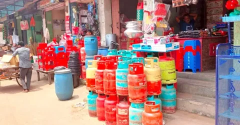 সরকার নির্ধারিত দামে কেনা যাচ্ছে না এলপিজি
