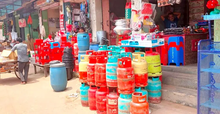 সরকার নির্ধারিত দামে কেনা যাচ্ছে না এলপিজি