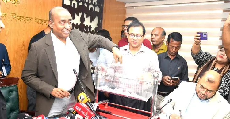 আইনমন্ত্রী • দুর্নীতির আখড়া, সিন্ডিকেট ভাঙতেই সাব-রেজিস্ট্রারদের লটারিতে বদলি