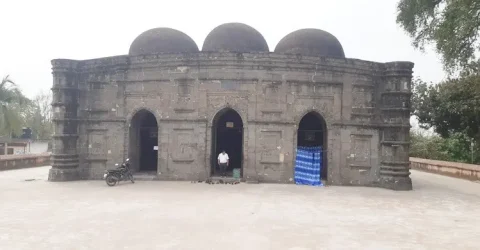 কুসুম্বা শাহী মসজিদে পাথরে মোড়ানো সাড়ে চার শতকের ইতিহাস