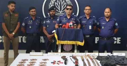 রাউজানে গোলাগুলিতে ১২ পুলিশ আহত, অস্ত্রসহ সন্ত্রাসী গ্রেফতার