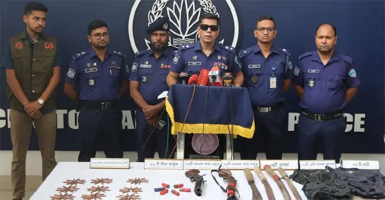 রাউজানে গোলাগুলিতে ১২ পুলিশ আহত, অস্ত্রসহ সন্ত্রাসী গ্রেফতার
