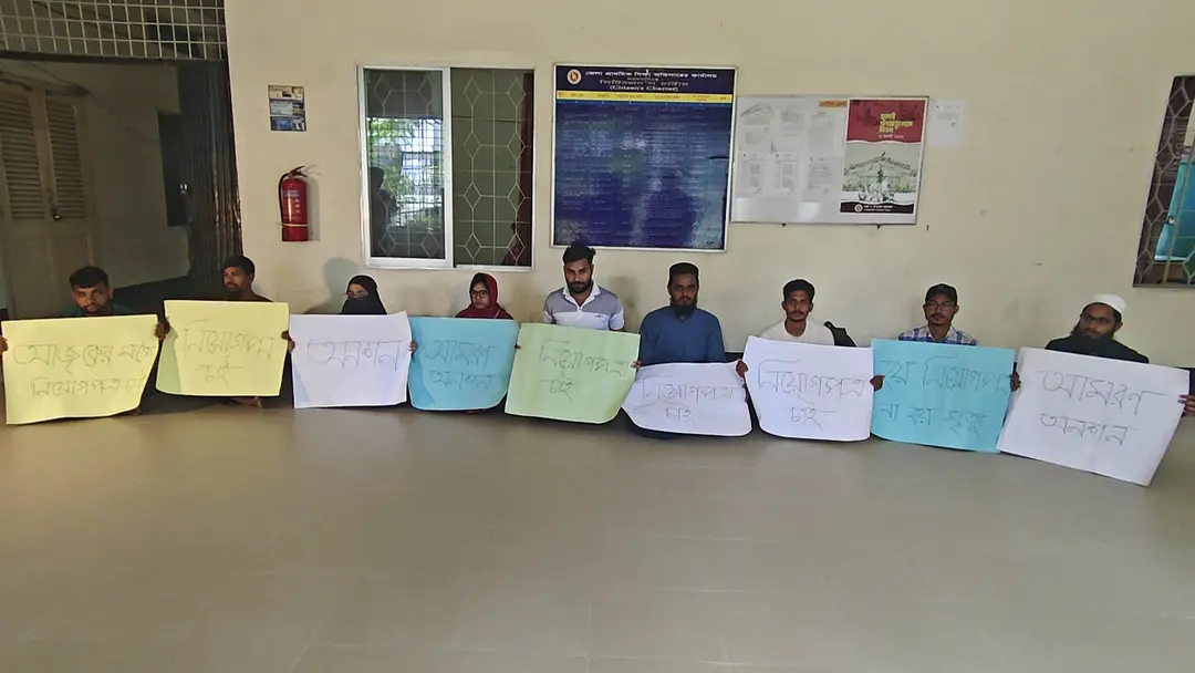 দিনভর অনশন, মধ্যরাতে নিয়োগপত্র পেলেন ২০ প্রাথমিক শিক্ষক প্রার্থী
