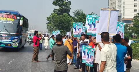 প্রধানমন্ত্রীকে এক নজর দেখতে মহাসড়কে নেতাকর্মীরা