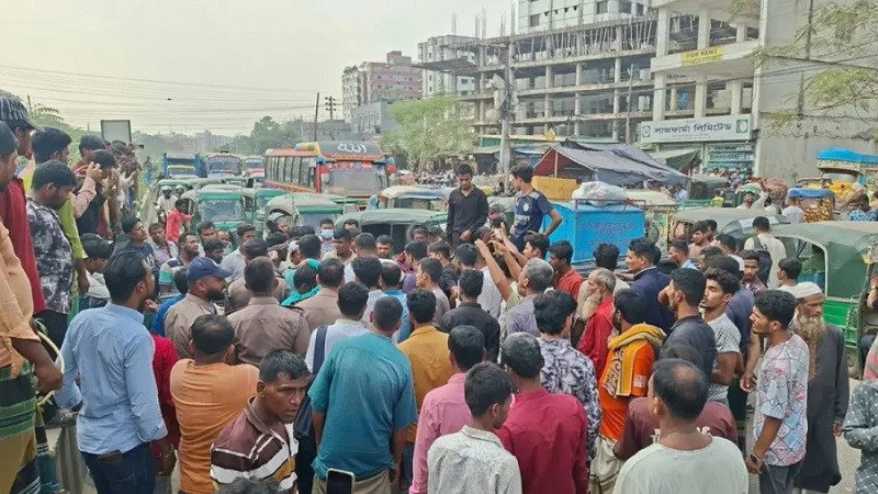 মোহাম্মদপুরে অটোরিকশাচালকদের অবরোধ