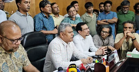 সাংবাদিকদের দাবির মুখে রাবির জিয়া হলের প্রভোস্টকে অব্যাহতি