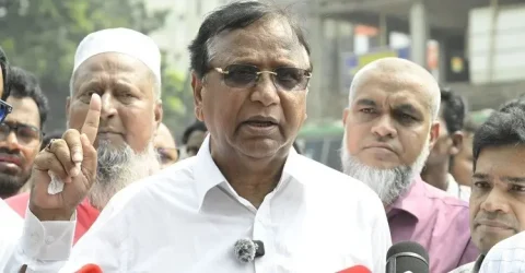 ডিএসসিসি প্রশাসক • অনুমোদিত স্থান ছাড়া সড়ক-ফুটপাতে হকার বসলেই মালামাল ক্রোক