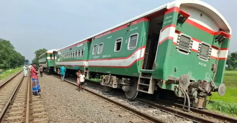 টাঙ্গাইলে ট্রেন লাইনচ্যুত, ঢাকার সঙ্গে উত্তরবঙ্গের ট্রেন চলাচল বন্ধ