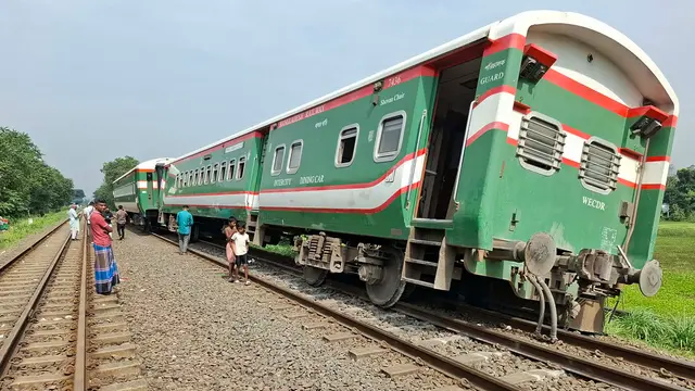 টাঙ্গাইলে ট্রেন লাইনচ্যুত, ঢাকার সঙ্গে উত্তরবঙ্গের ট্রেন চলাচল বন্ধ