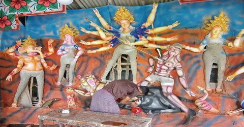 কয়রায় শেষ মুহূর্তে চলছে প্রতিমায় রং-তুলির আঁচড়
