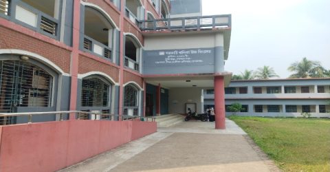 টুঙ্গিপাড়া সরকারি বালিকা বিদ্যালয়ে নিয়মিত পাঠদান নিয়ে প্রশ্ন ক্লাসের সময় ফাঁকা শ্রেণিকক্ষ, দুপুরের আগেই ছুটি