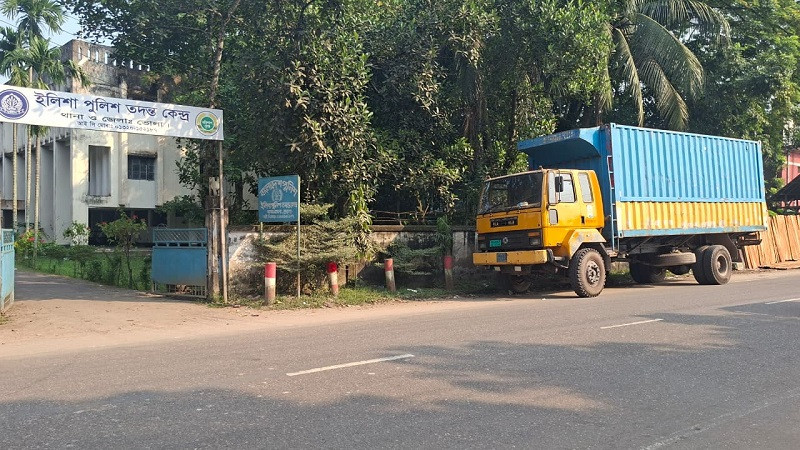 ভোলায় পাচারের সময় ১২ হাজার ৪০০ লিটার সয়াবিন তেল জব্দ, আটক ১